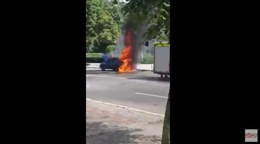 У Лубнах в центрі міста згорів легковик. ВІДЕО