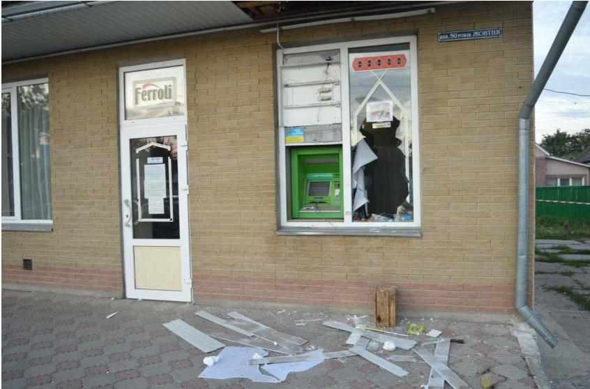 У Гадячі підірвали банкомат  та викрали кошти. ФОТО