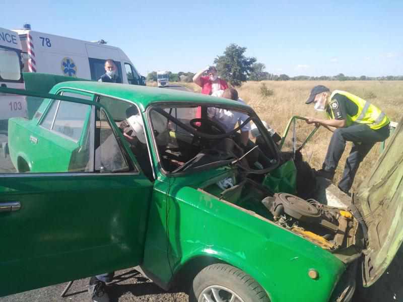 На Полтавщині водій з ознаками сп’яніння врізався у відбійник: із автомобіля визволяли рятувальники