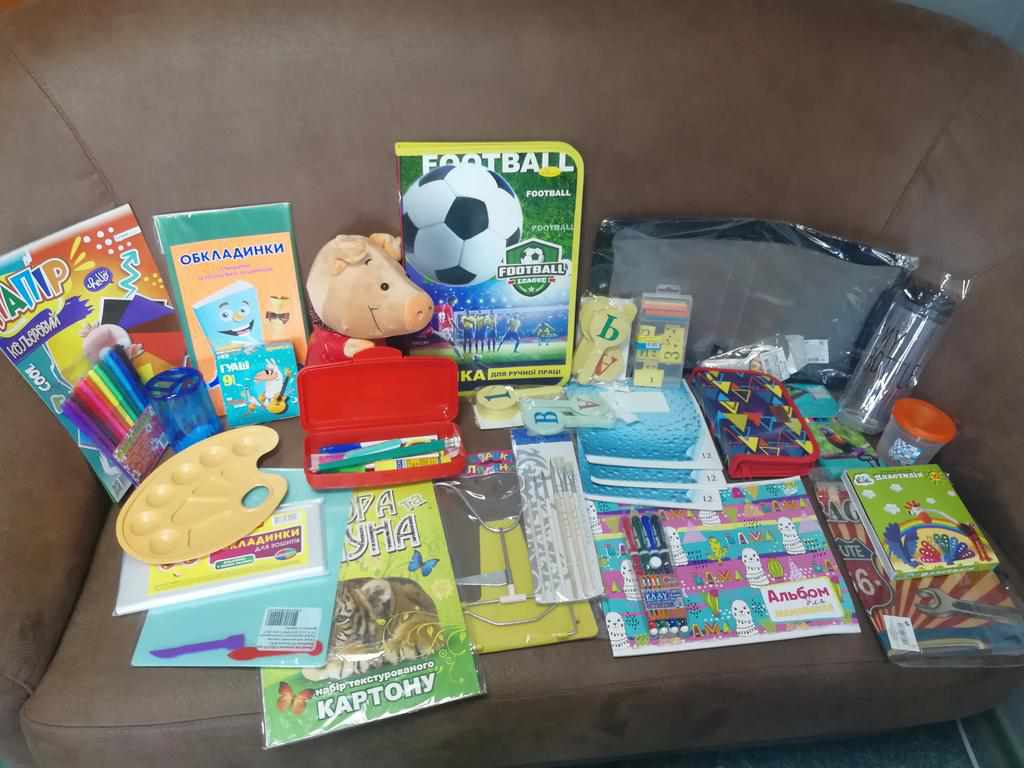 Набори першокласника для полтавських дітей: хто дарує та яка реакція батьків. ФОТО
