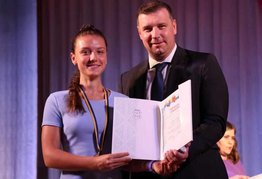 У Полтаві нагородили медалістів: скільки учнів здобули нагороду 
