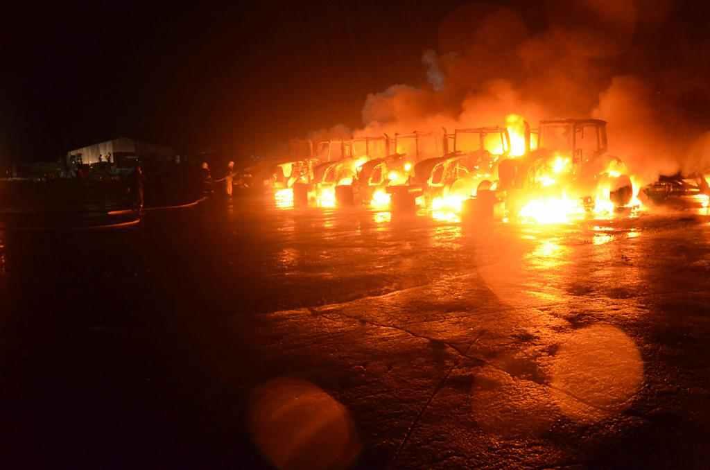 На Полтавщині цієї ночі відразу на двох агропідприємствах горіла техніка. ФОТО 