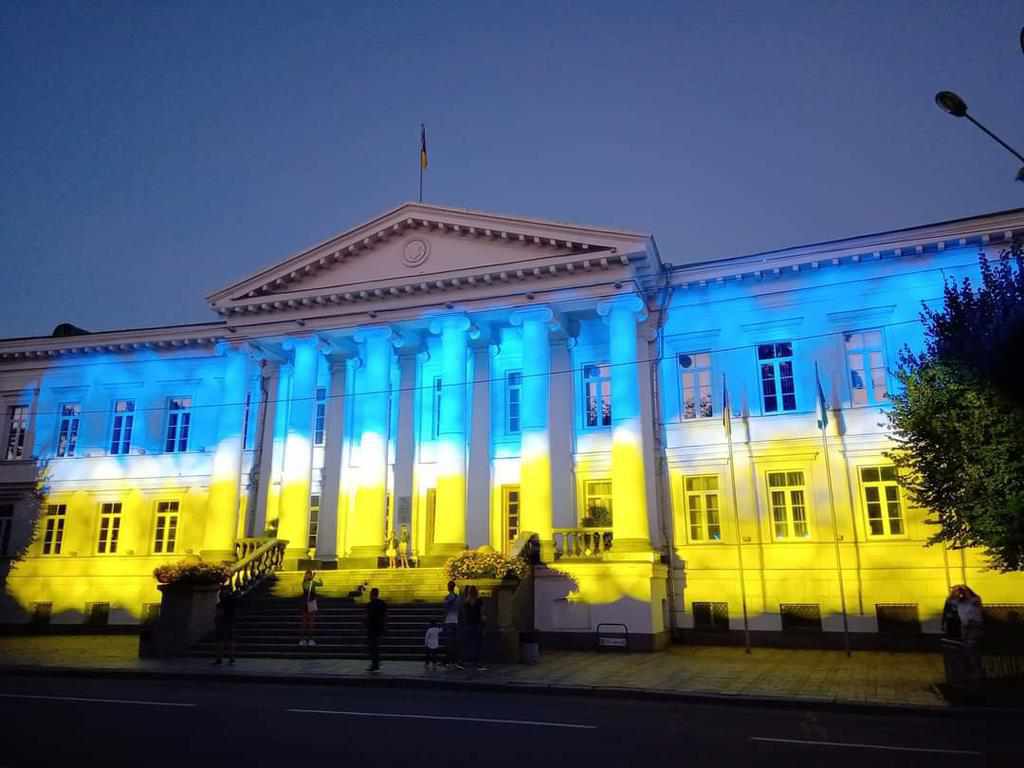 Полтавська міська рада вбралася в кольори Державного прапора. ФОТО 