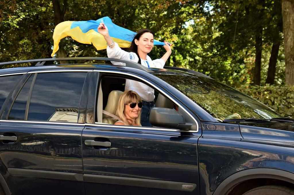 У Полтаві провели традиційний автопробіг до Дня Державного прапора. ФОТО