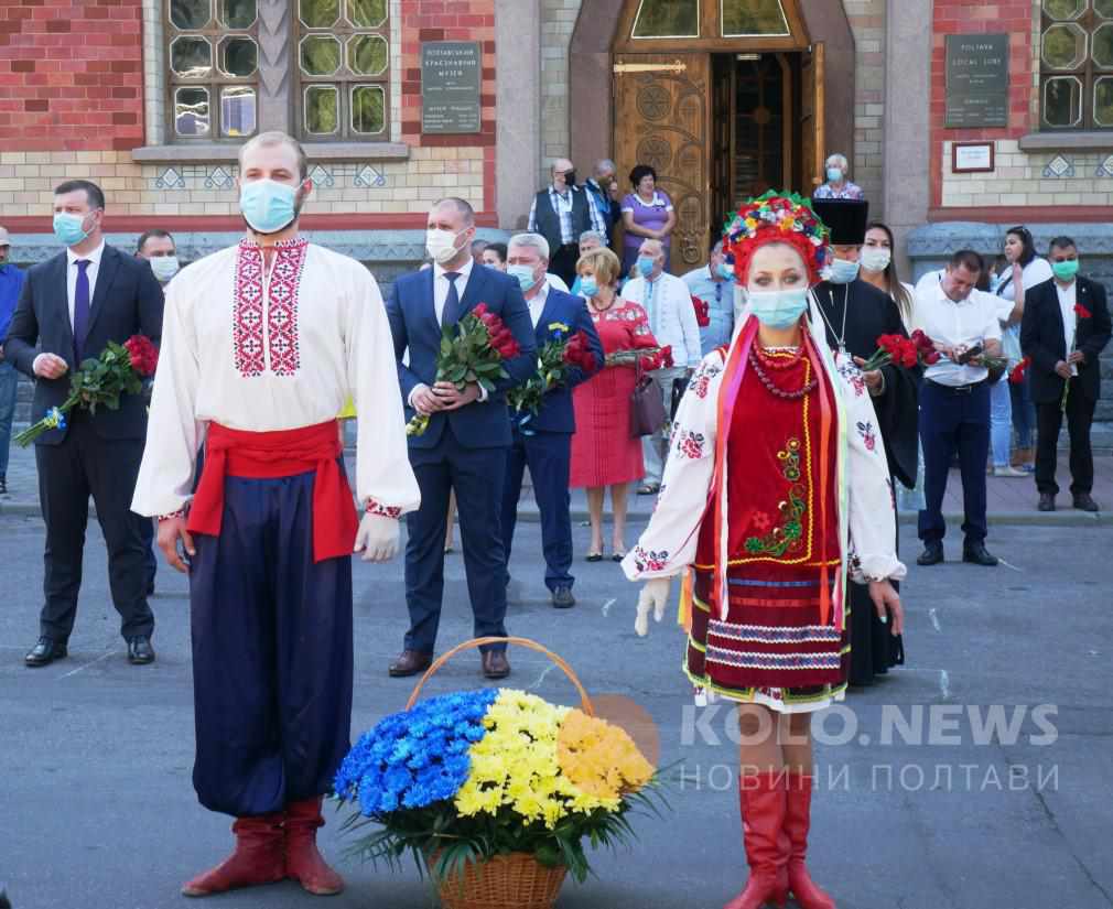 Ранкові урочистості до Дня Незалежності в Полтаві: небагатолюдно і в масках. ФОТО
