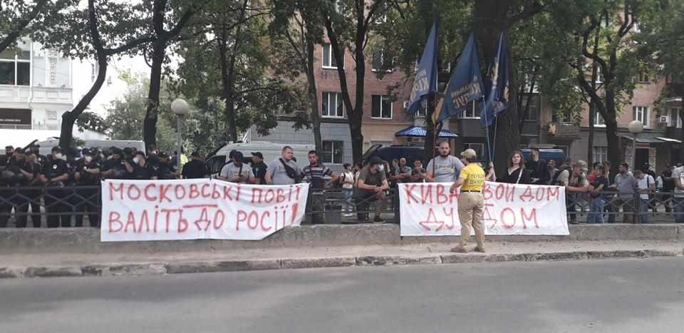 У Полтаві влаштували мітинг під будівлею, де проходив з’їзд «Опозиційної Платформи – За життя»