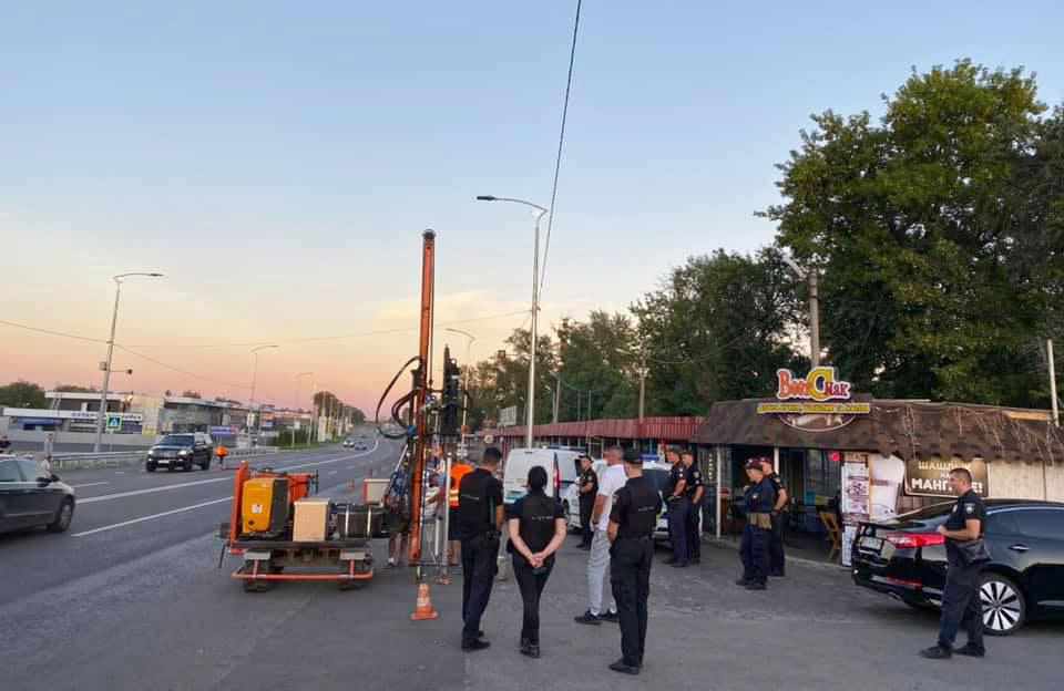 Підприємець з «шашлички», що на трасі Київ-Харків погрожував дорожникам розправою через встановлення відбійників