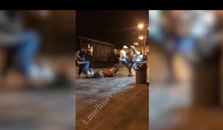 У Полтаві на зупинці дівчата влаштували жорстоку бійку: поліція розшукує учасників 
