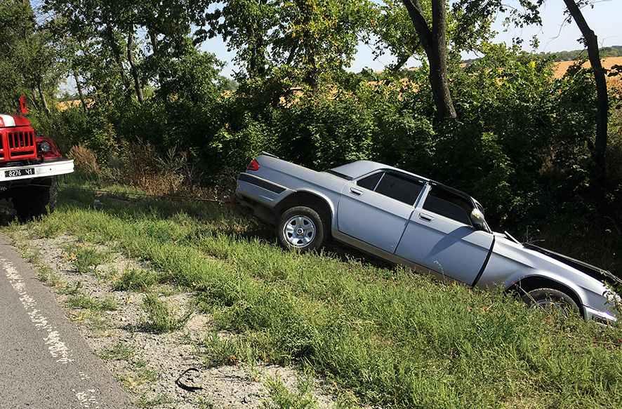 На Полтавщині «Волга» злетіла в кювет: водія з понівеченого авто визволяли рятувальники