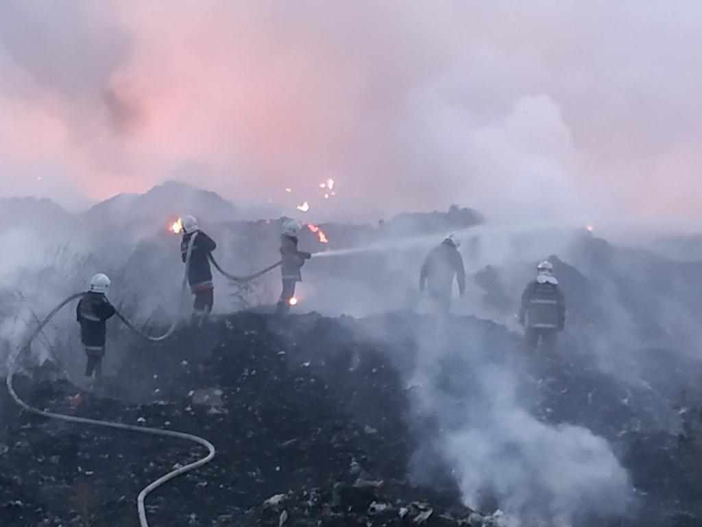 Під Полтавою продовжують гасити міське сміттєзвалище: горить близько 2 гектарів. ФОТО