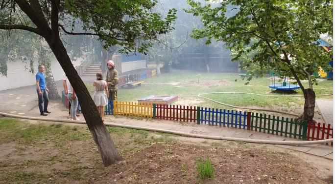 У Полтаві біля дитячого садочка в центрі міста виникла пожежа