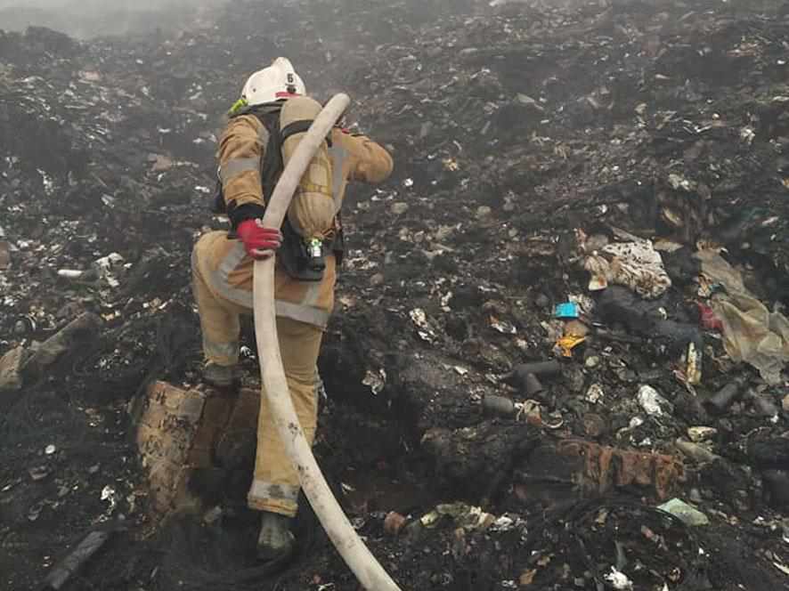 У Макухівці під Полтавою продовжує горіти сміттєзвалище: загасили менше половини 