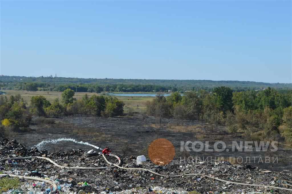 У Макухівці пожежу, яка сталася тиждень тому, досі ліквідовують