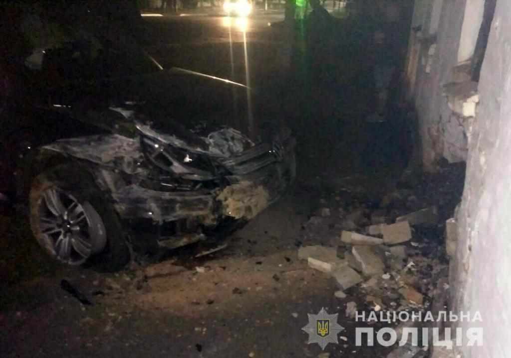 На Полтавщині мешканець Сумщини автівкою протаранив будівлю: постраждали дві пасажирки