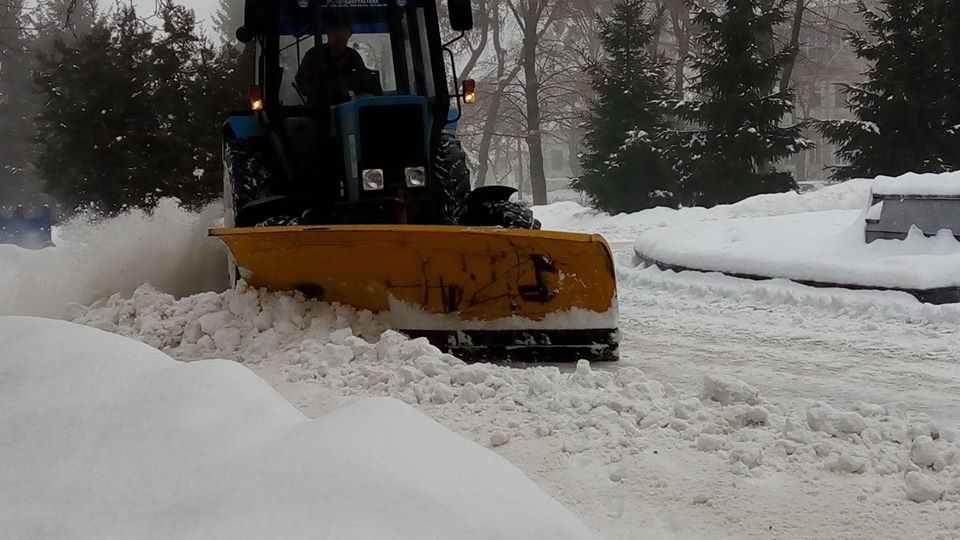 Полтавці прибирають сніг: у діло йдуть лопати і кульки