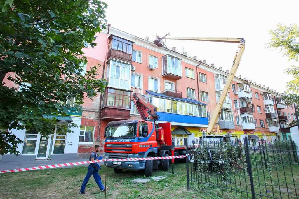 Із даху полтавського будинку прибрали кран, який майже два десятиліття створював небезпеку для перехожих