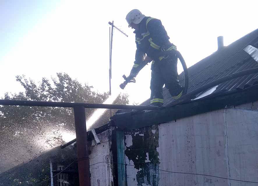 На Полтавщині горів приватний будинок: господаря госпіталізували з опіками