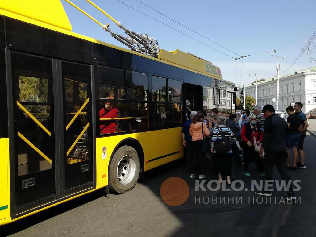 Сьогодні у Полтаві вперше їздять нові тролейбуси, але не всі охочі потрапляють. ФОТО