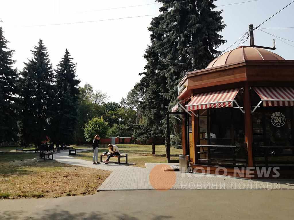 У Полтаві простір біля музичного училища має лавки та сцену. ФОТО