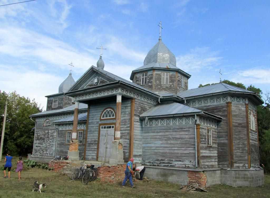 На Полтавщині люди об’єдналися, щоб врятувати унікальну столітню дерев’яну церкву. ФОТО, ВІДЕО