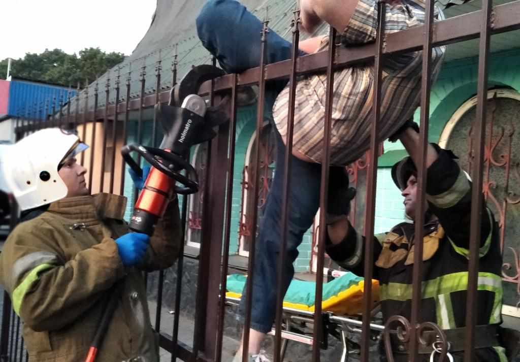 У Полтаві чоловік наштрикнувся на металевий паркан. ФОТО