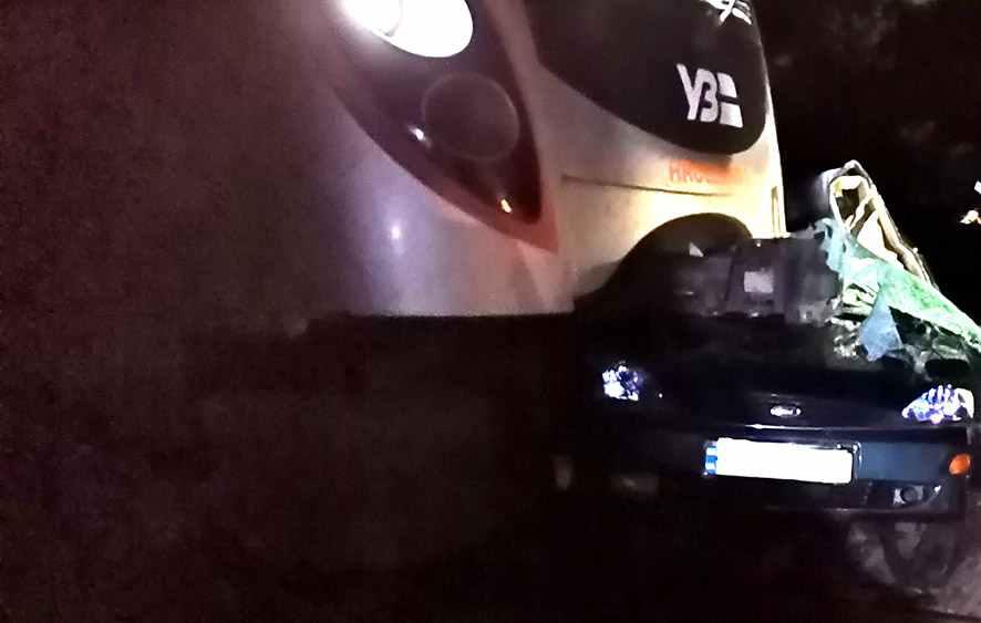 На Полтавщині поїзд врізався в легковик на переїзді: одна людина загинула