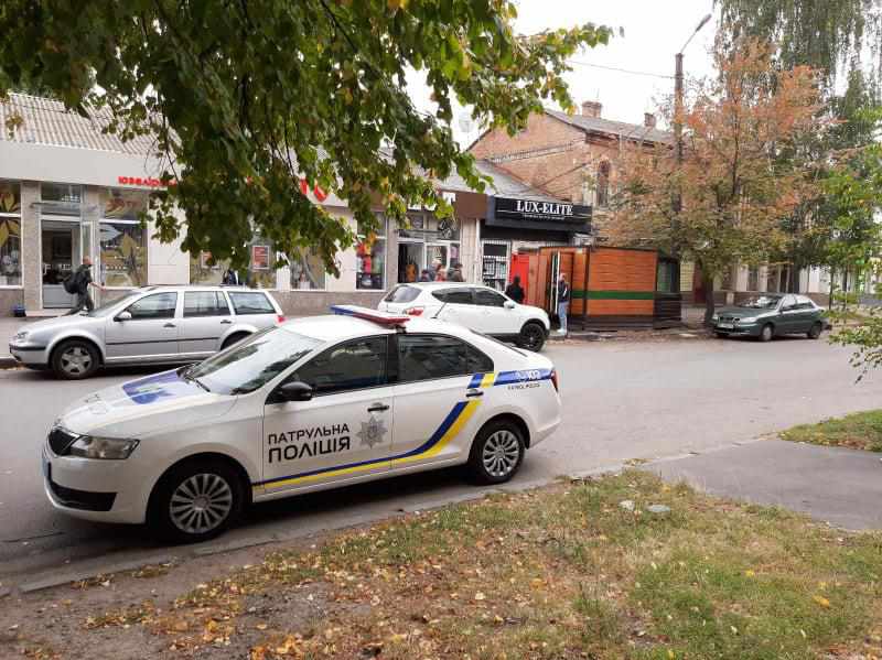 У Полтаві посеред вулиці чоловік поранив жінку ножем: потерпіла в лікарні