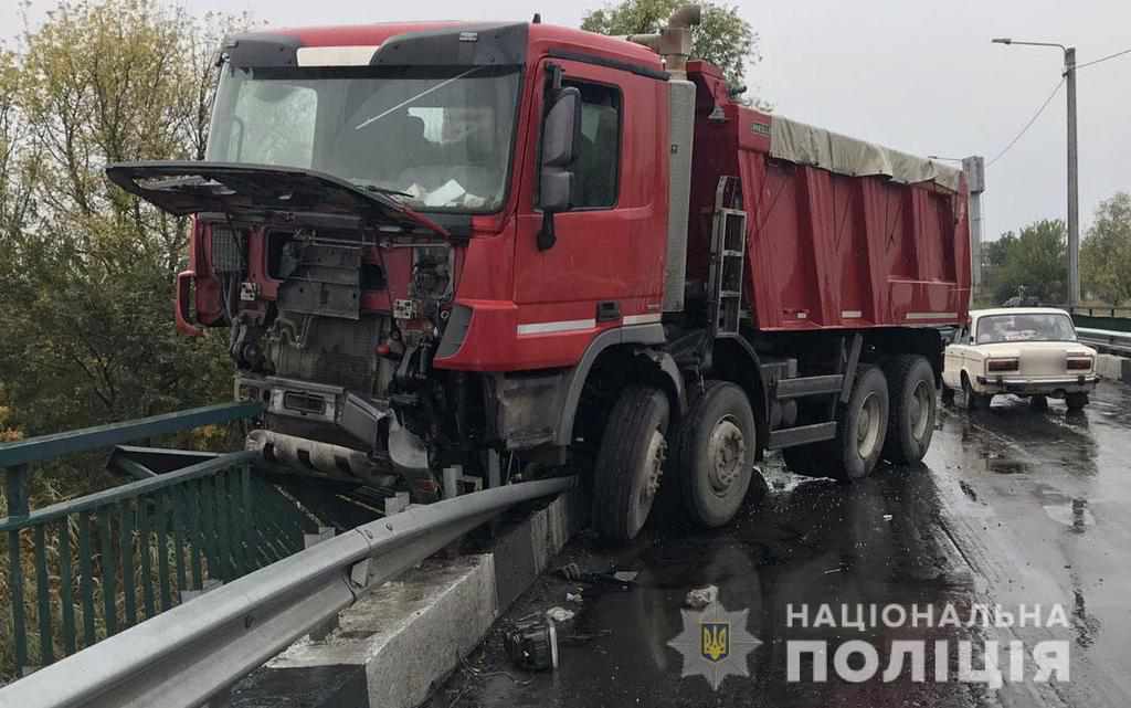 На Полтавщині вантажівка зіткнулася з легковиком і протаранила відбійник. ФОТО