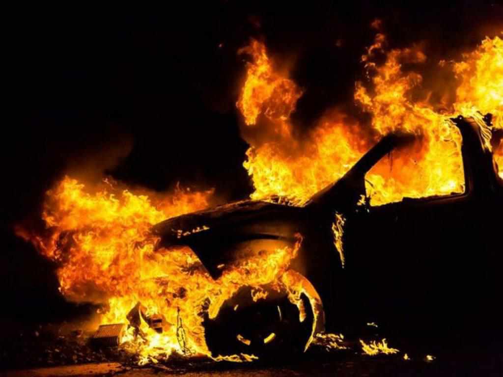 На Полтавщині в один день загорілися два автомобілі – Lexus та Ford Escort
