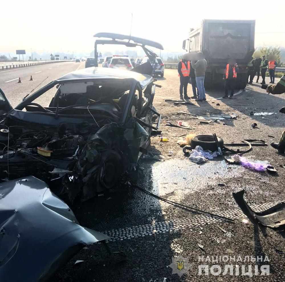 У ДТП на Полтавщині загинула людина: зіткнулись вантажівка та легковик. ФОТО