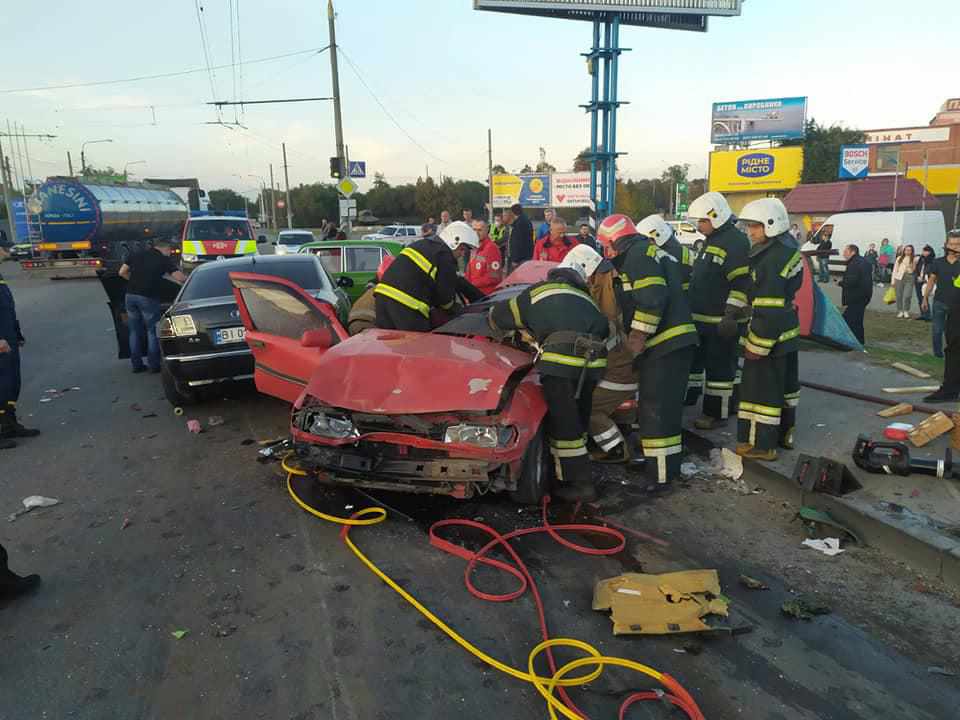 У Полтаві сталась ДТП за участю 5 машин: потерпілого вирізали з авто. ФОТО, ВІДЕО