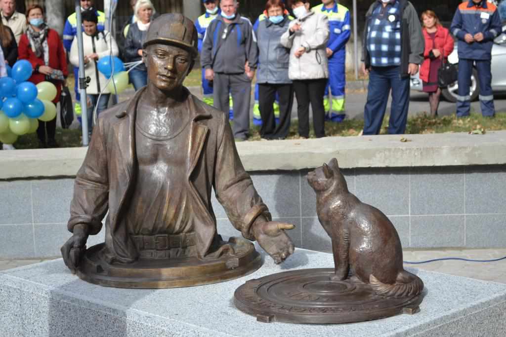 У Полтаві відкрили скульптуру водопровіднику з котом на честь міської легенди. ФОТО