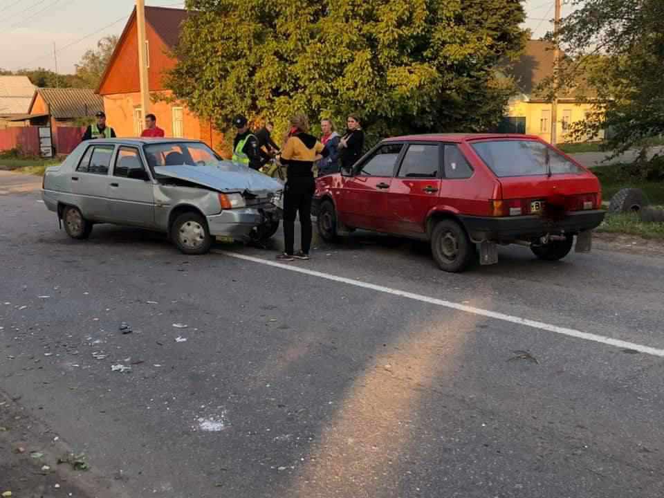 ДТП на Полтавщині за участю трьох авто: травмовані пішохідка й водійка, пошкоджені машини. ФОТО 