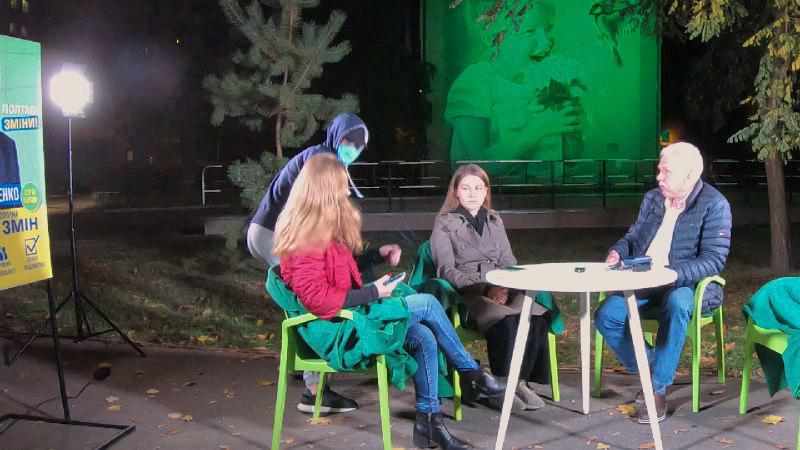 Учасників програми «Підсумки дня з Іващенком» облили зеленкою