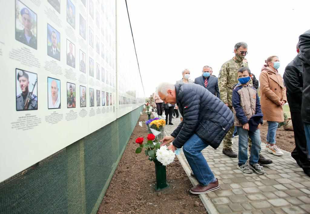 До Дня захисника України в Полтаві відкрили алею пам’яті загиблих воїнів