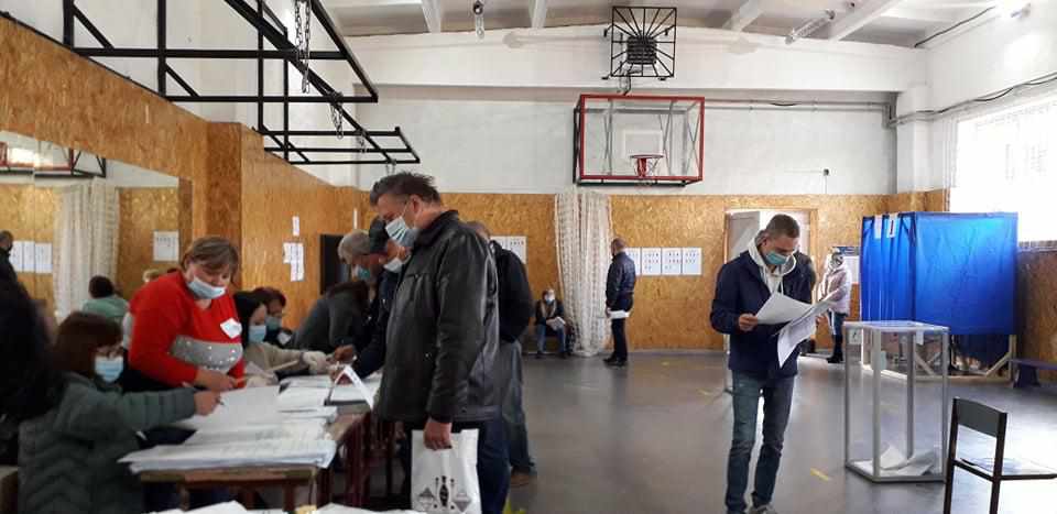 Вибори на Полтавщині: дочасно заповнені протоколи та без президентського опитування