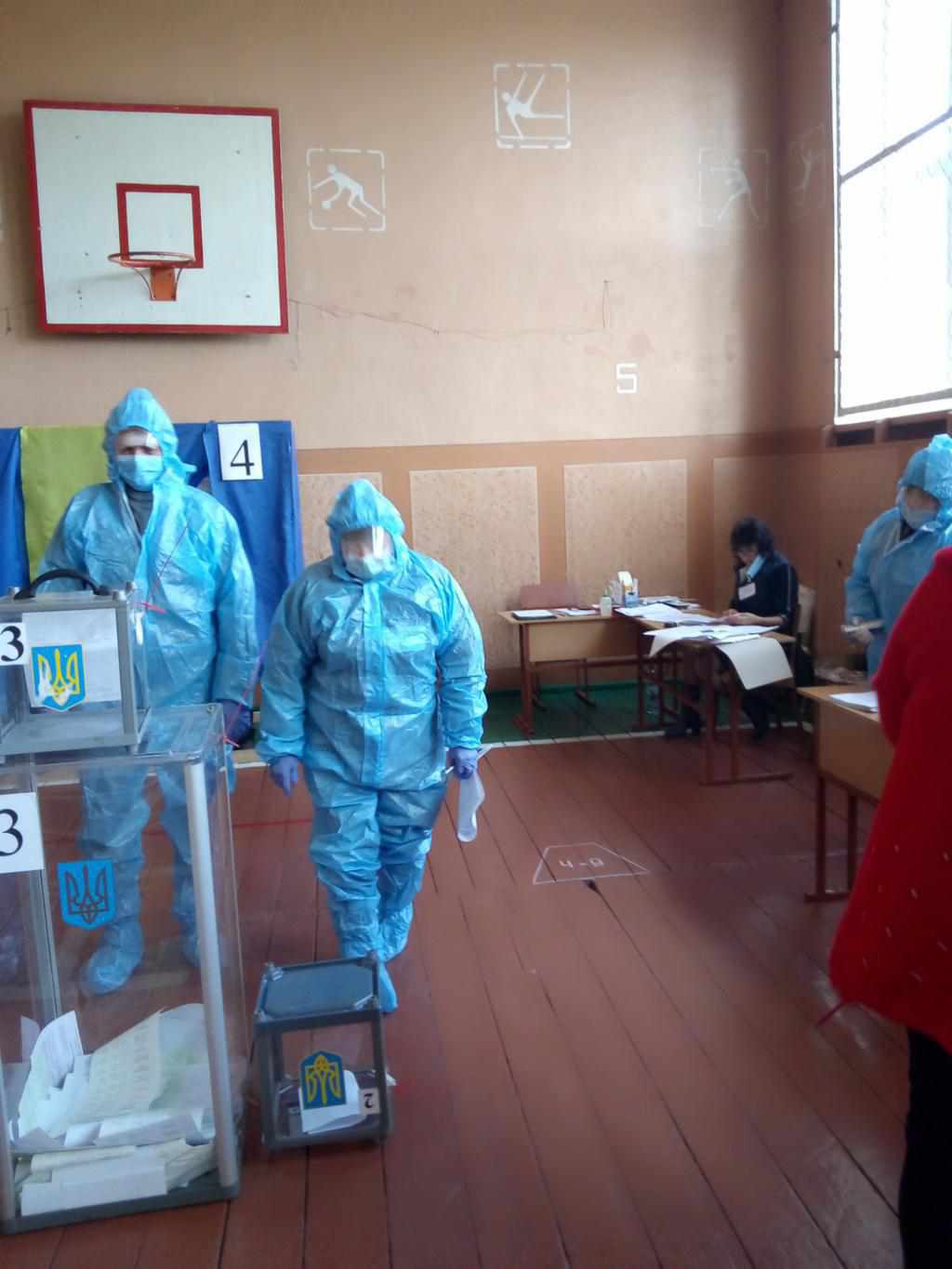 Членам дільниці видали лише по одній рукавичці: місцеві вибори на Полтавщині. ФОТО