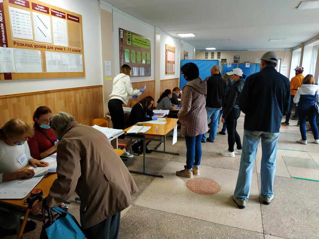 Як голосують полтавці на дільниці в гімназії на Алмазному. ФОТО