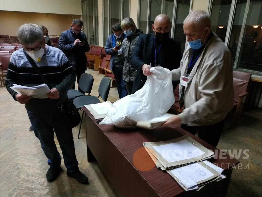Перші підраховані протоколи: голоси дев’яти виборців рахували понад 2 години. ФОТО