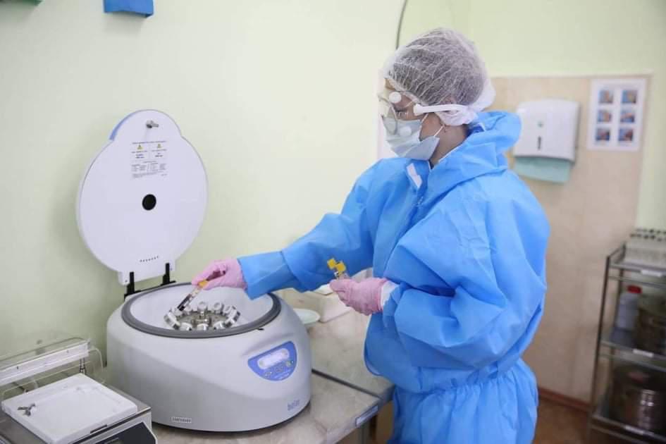 У Полтаві для обробки ПЛР аналізів на коронавірус задіють приватні лабораторії: не можуть впоратись, пацієнти чекають тижнями