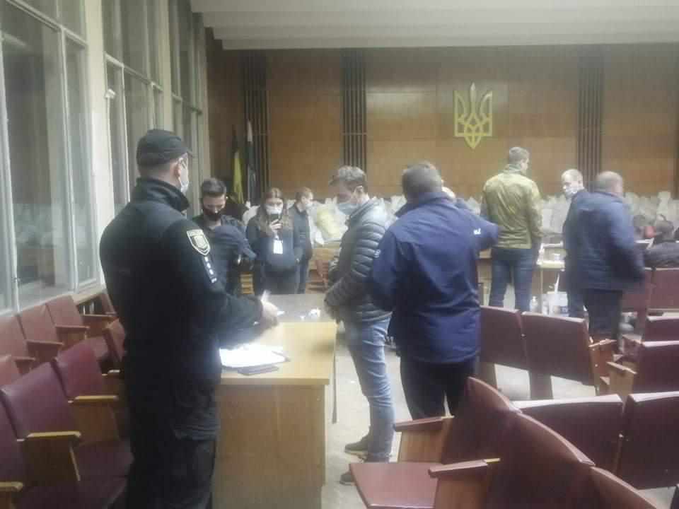 Боротьба за крісло в Полтавській міськраді: у Шевченківську ТВК викликали поліцію. ВІДЕО