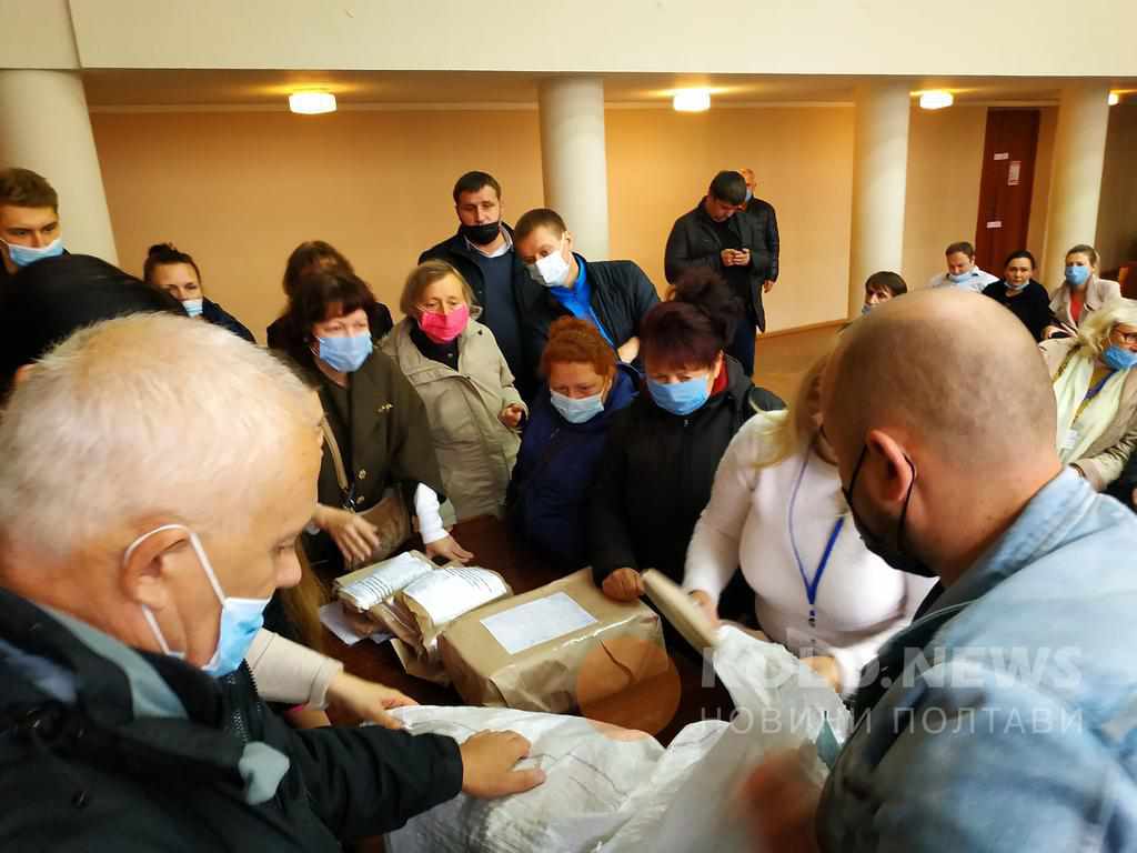 У Шевченківській ТВК в Полтаві перераховують бюлетені. ФОТО