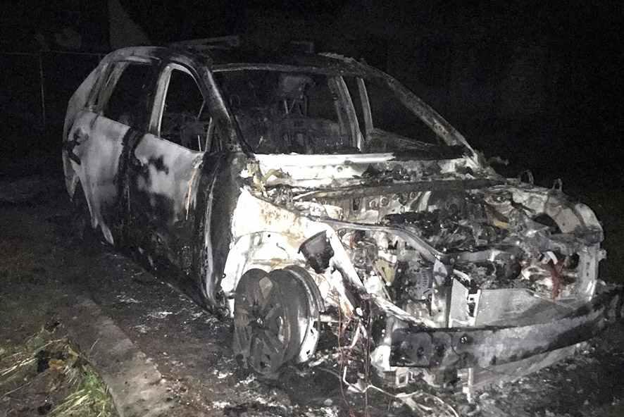 У Полтаві горів автомобіль, та ледь не згорів будинок. ФОТО