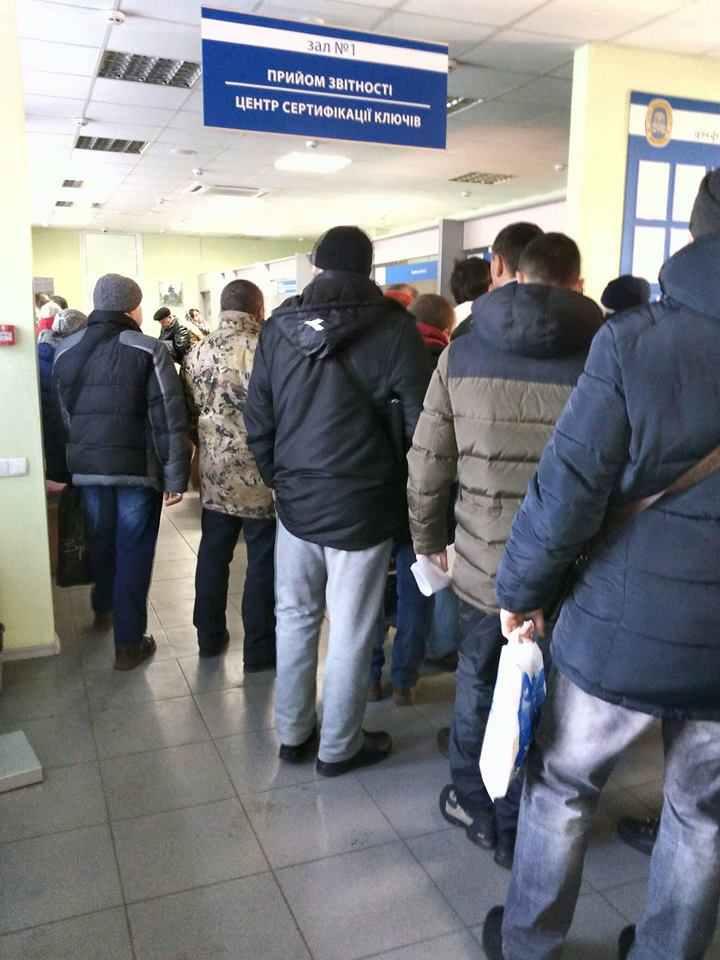 Полтавці в останній день здачі звітності вистоюють кількагодинні черги у податковій