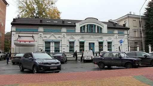 У Полтаві біля ресторану підвісили човен над тротуаром: дозволів на це не надавали