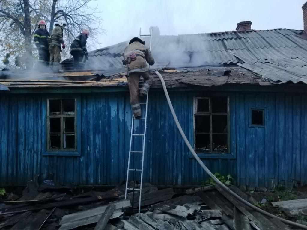 У центрі Полтави пожежа: гасять старий будинок, виявили тіло людини. ФОТО