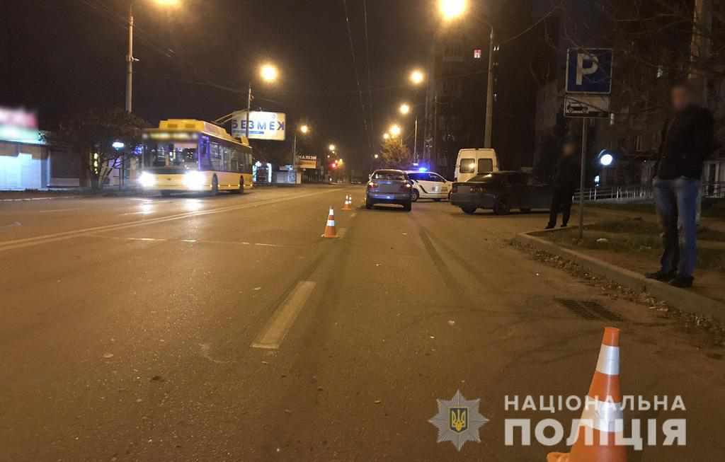 У Полтаві легковик збив чоловіка, який у темряві переходив дорогу поза межами переходу. ВІДЕО