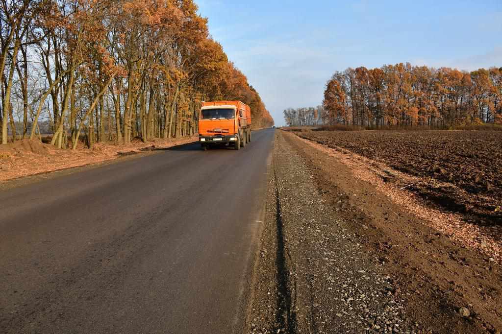 Неподалік Полтави відремонтована дорога не витримала вантажного транспорту: в Агентстві місцевих доріг нарікають на «перегруз»