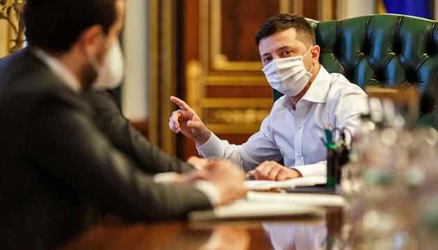 Зеленський підписав закон про відповідальність за перебування у громадських закладах і транспорті без масок
