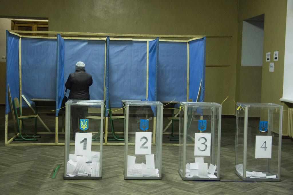 Найактивніше голосують пенсіонери: як у Полтаві відбувається другий тур виборів міського голови. ФОТО